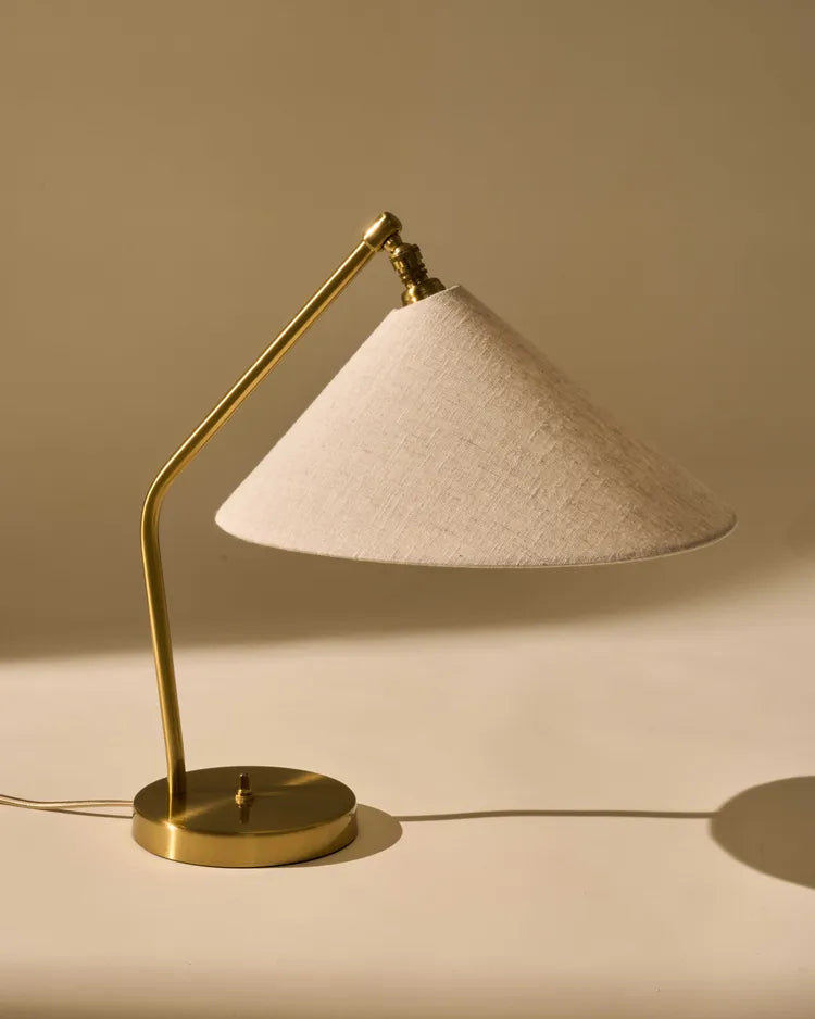designlampe i messing med linskjerm