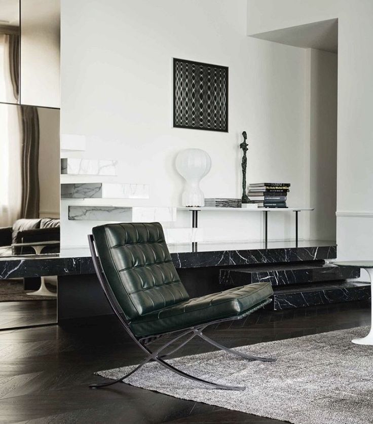 Barcelona Relax loungestol fra Knoll og Flos Gatto i elegant loungemiljø med ikoniske designmøbler.