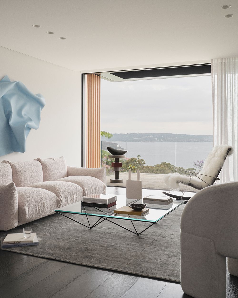 Alanda Sofabord fra Italienske B&B Italia med sort understell og klar glassplate