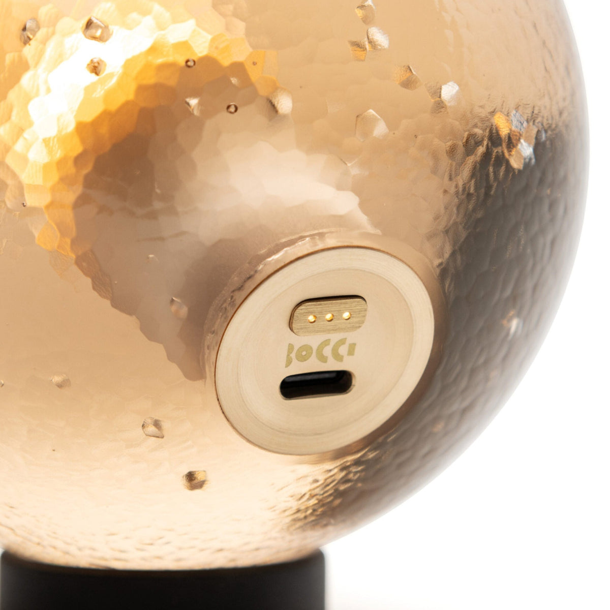 Bocci 14p Sepia oppladbar lampe, detalj av USB C ladeport