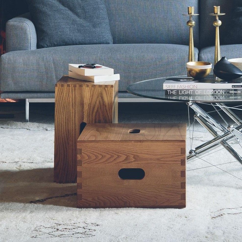 To sidebord i eik fra Cassina designet av Le Corbusier - LC14 Tabouret Cabanon