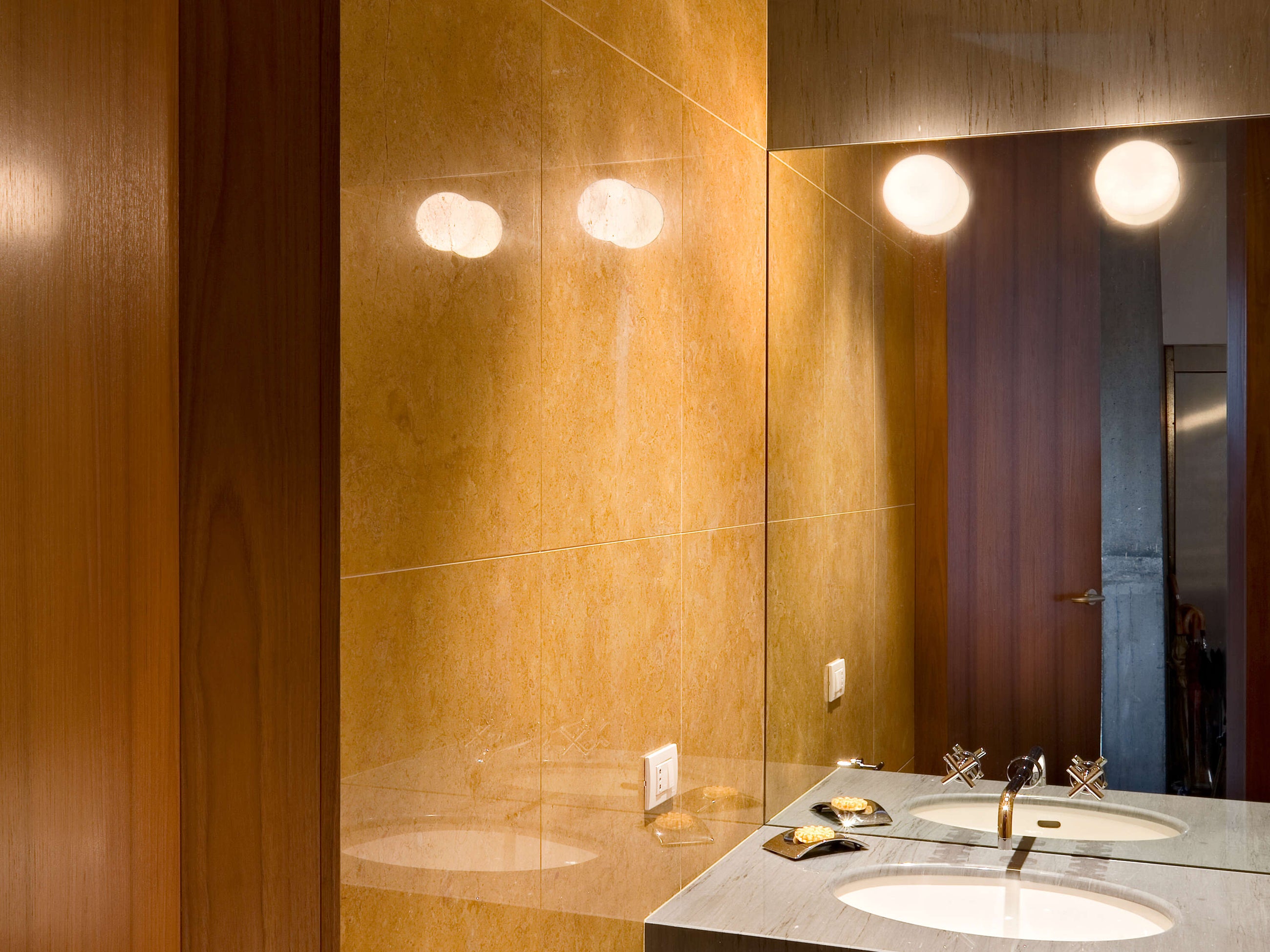 Mini Glo ball vegglampe fra Flos på speil