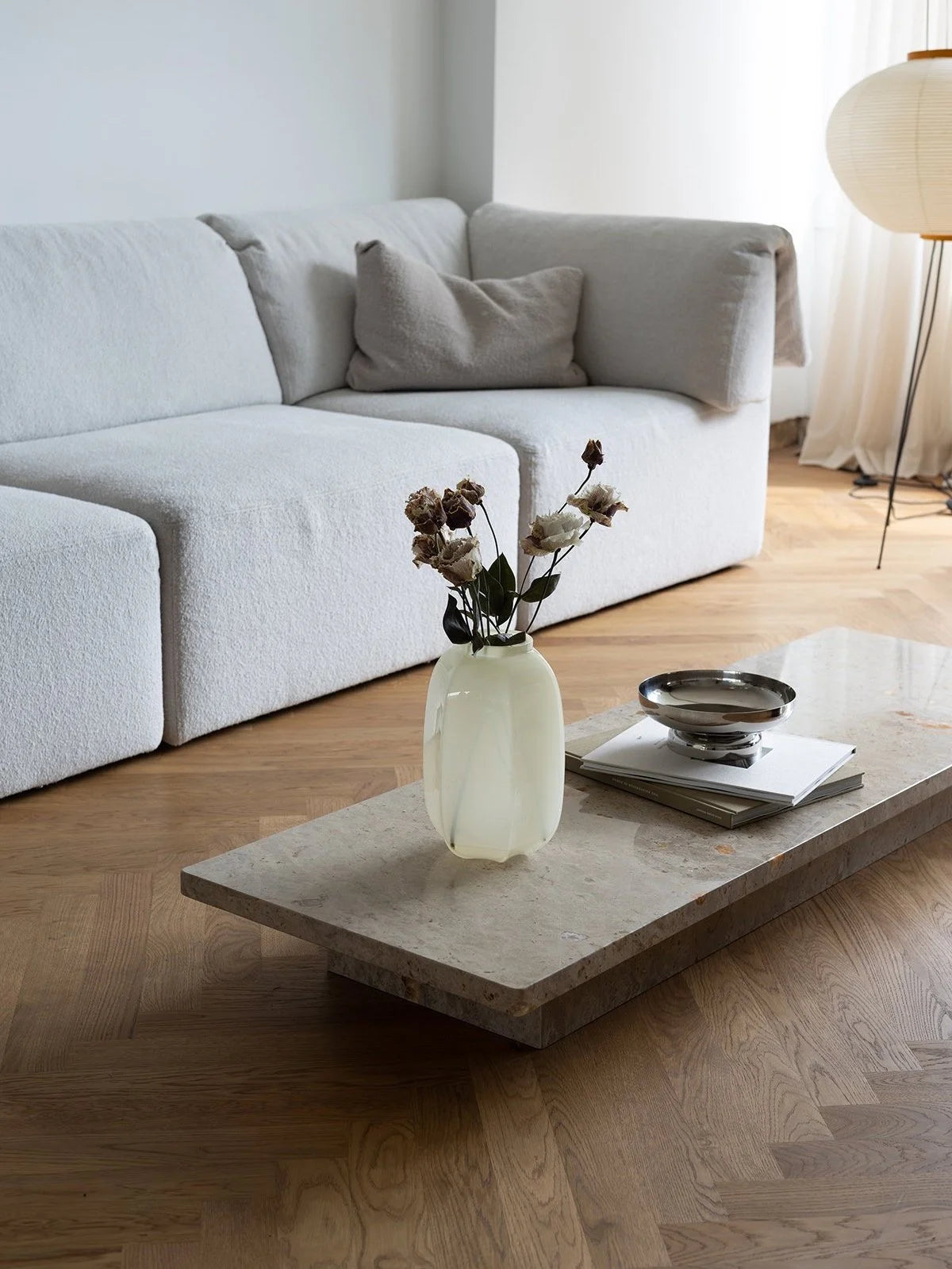 Essei Apollo Bowl på stuebord av marmor med Vitra Akari lampe