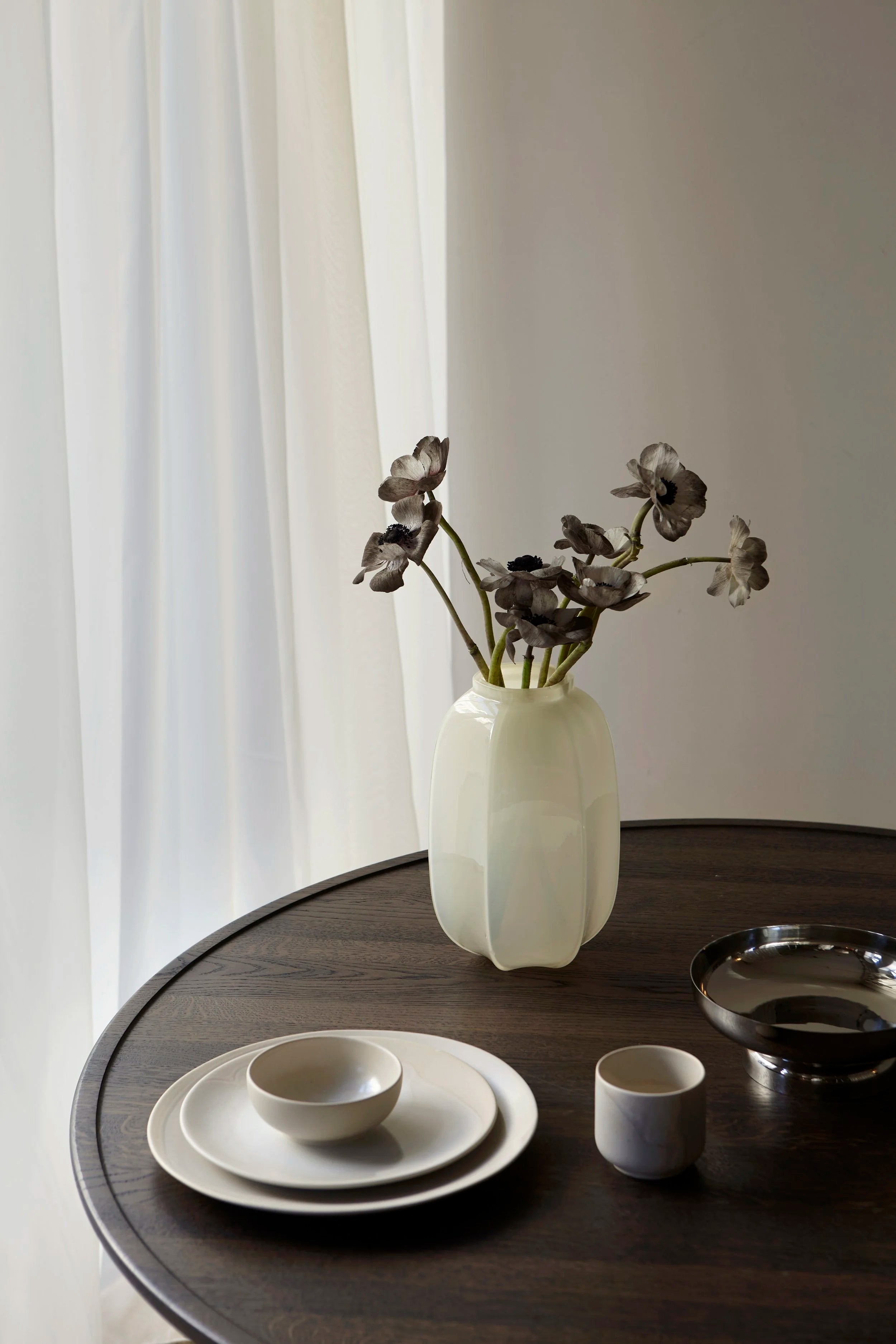 Essei Design Apollo Bowl på spisebord, serveringsskål i krom