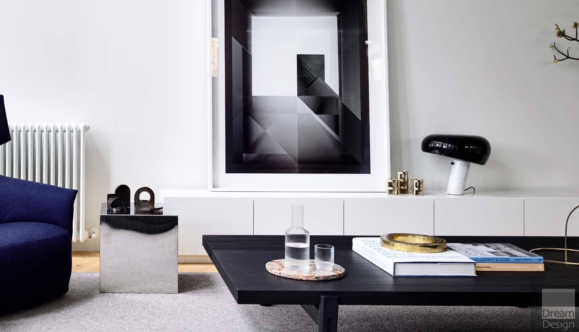 Flos Snoopy lampe med sort skjerm, i minimalistisk interiør stue