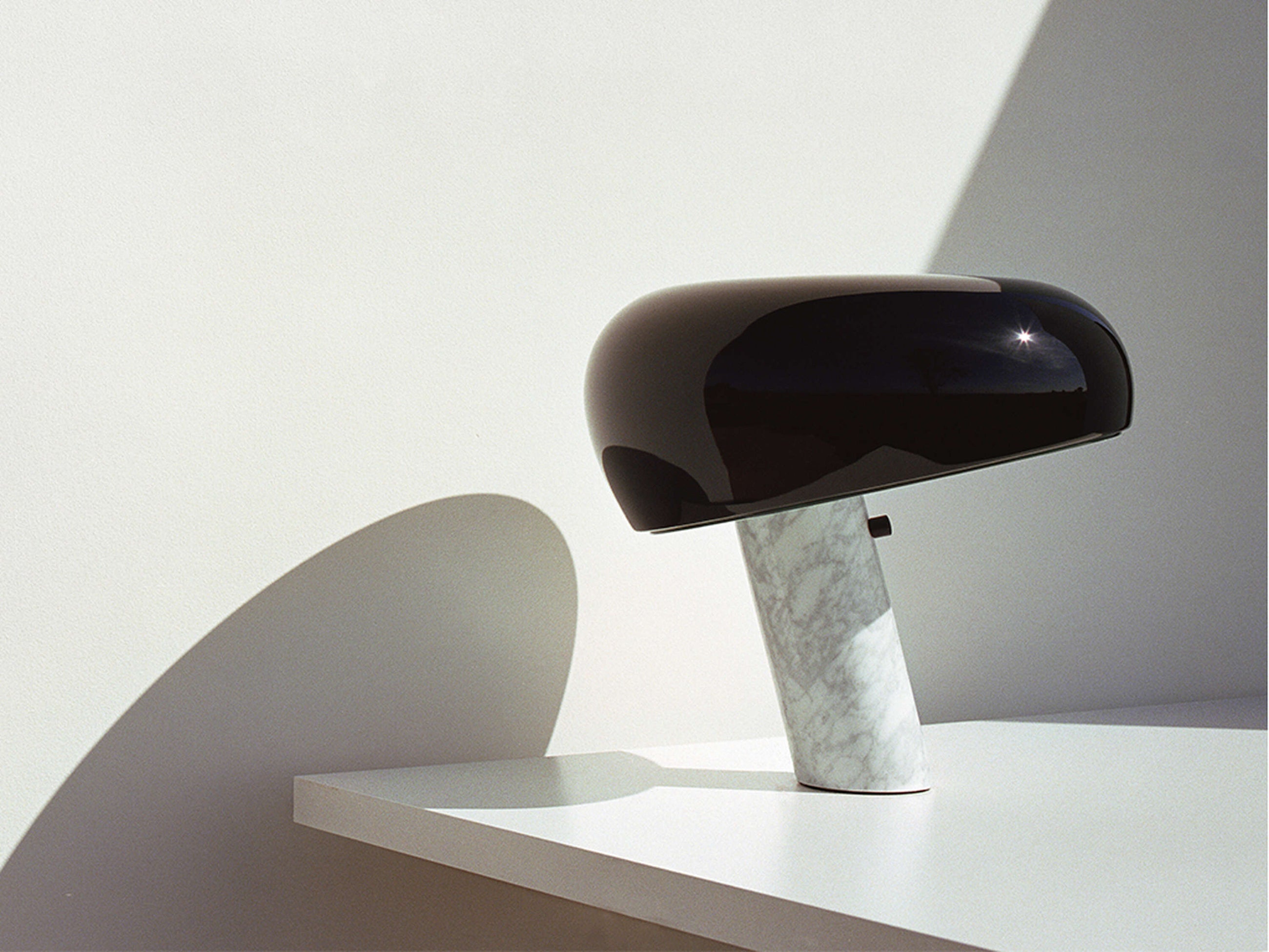 Snoopy bordlampe med carrara marmor og sort skjerm