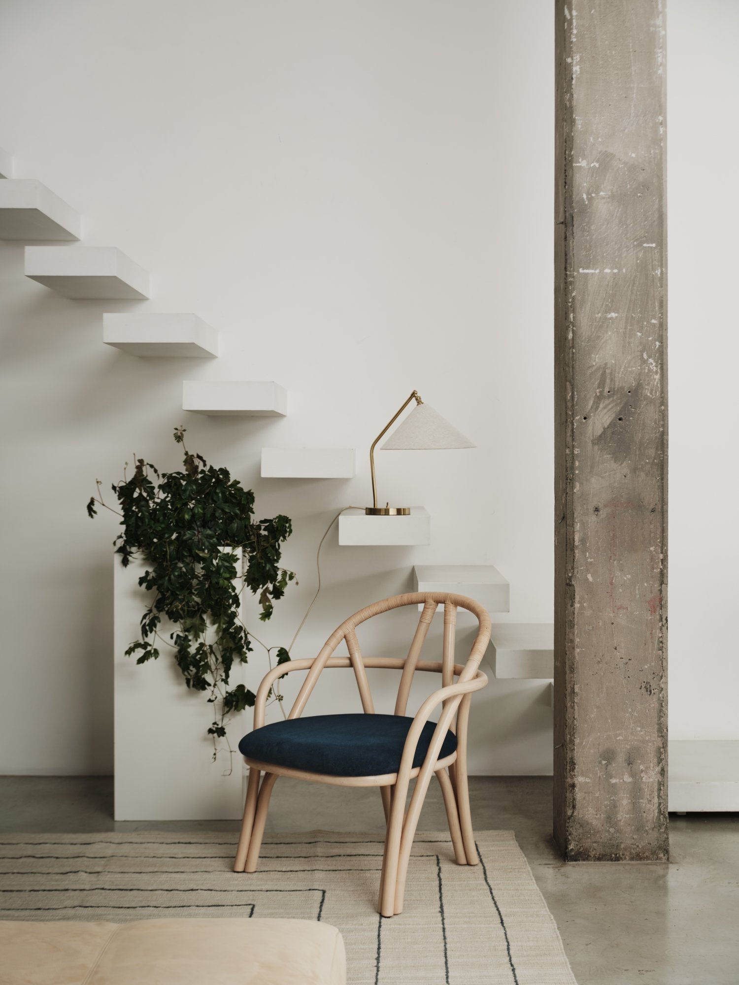 ikonisk bordlampe fra gubi med skjerm