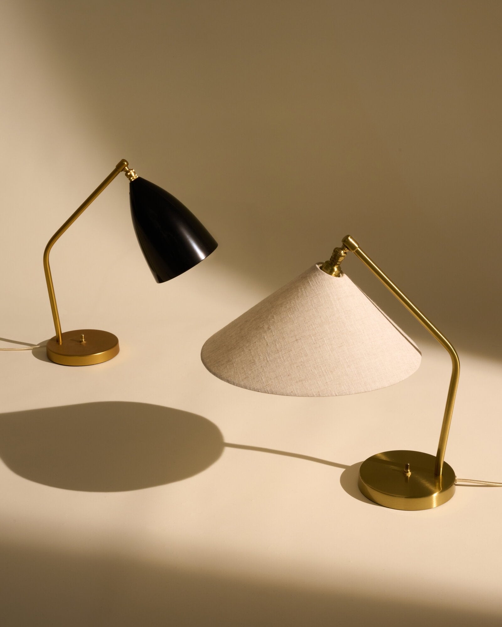 bordlampe i messing med skjerm fra gubi