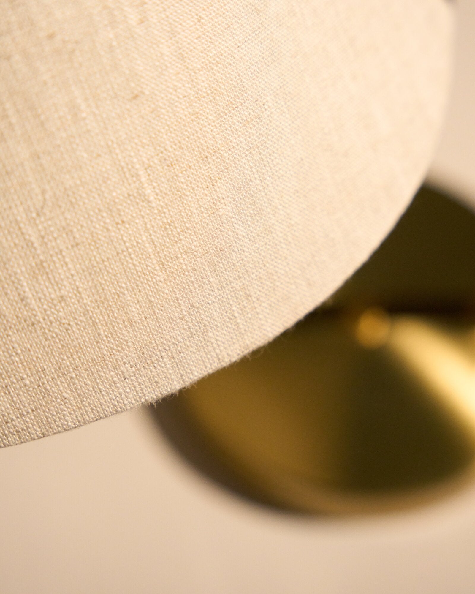 grashopppa bordlampe fra gubi med linskjerm