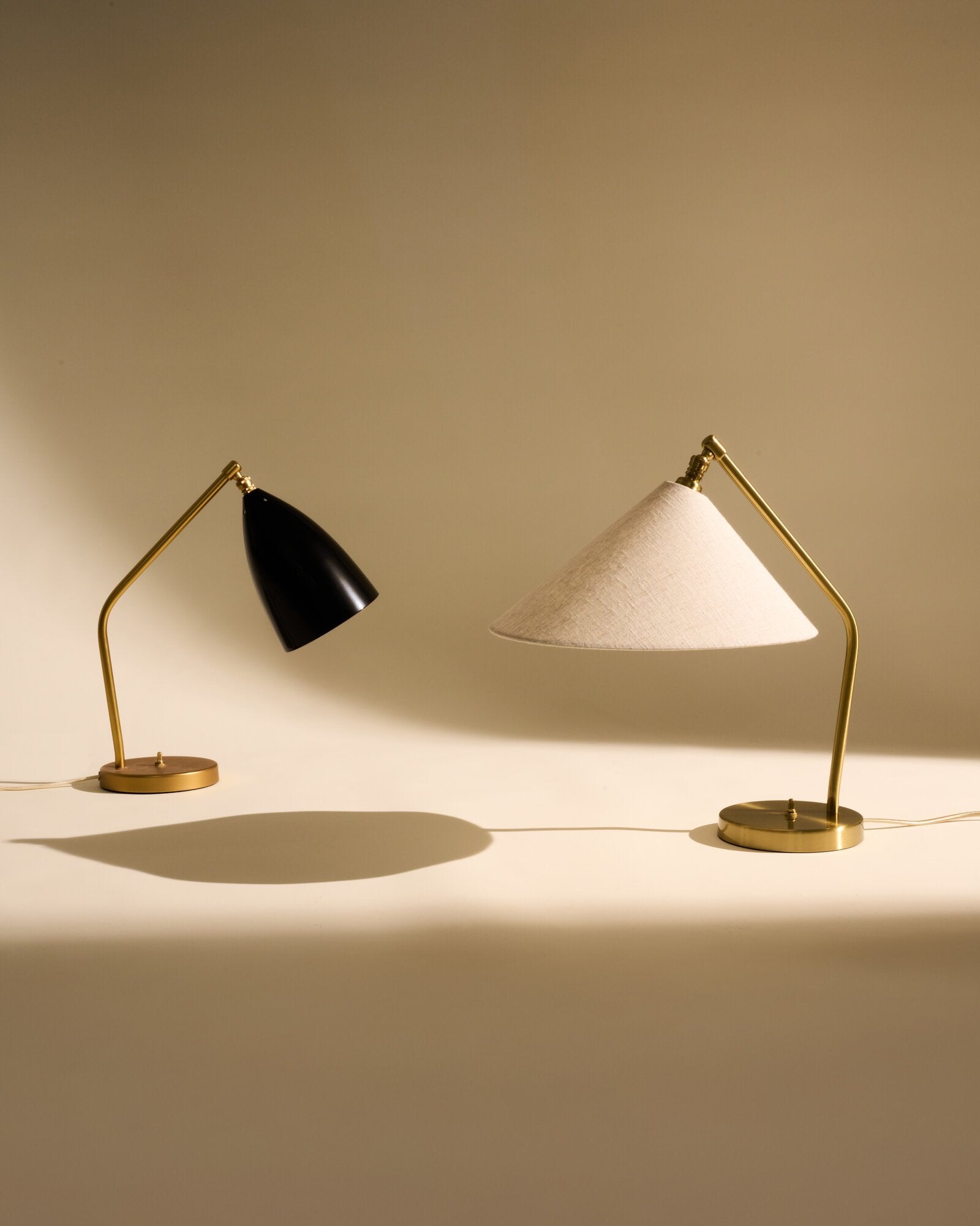 dansk designlampe i gull med tekstilskjerm