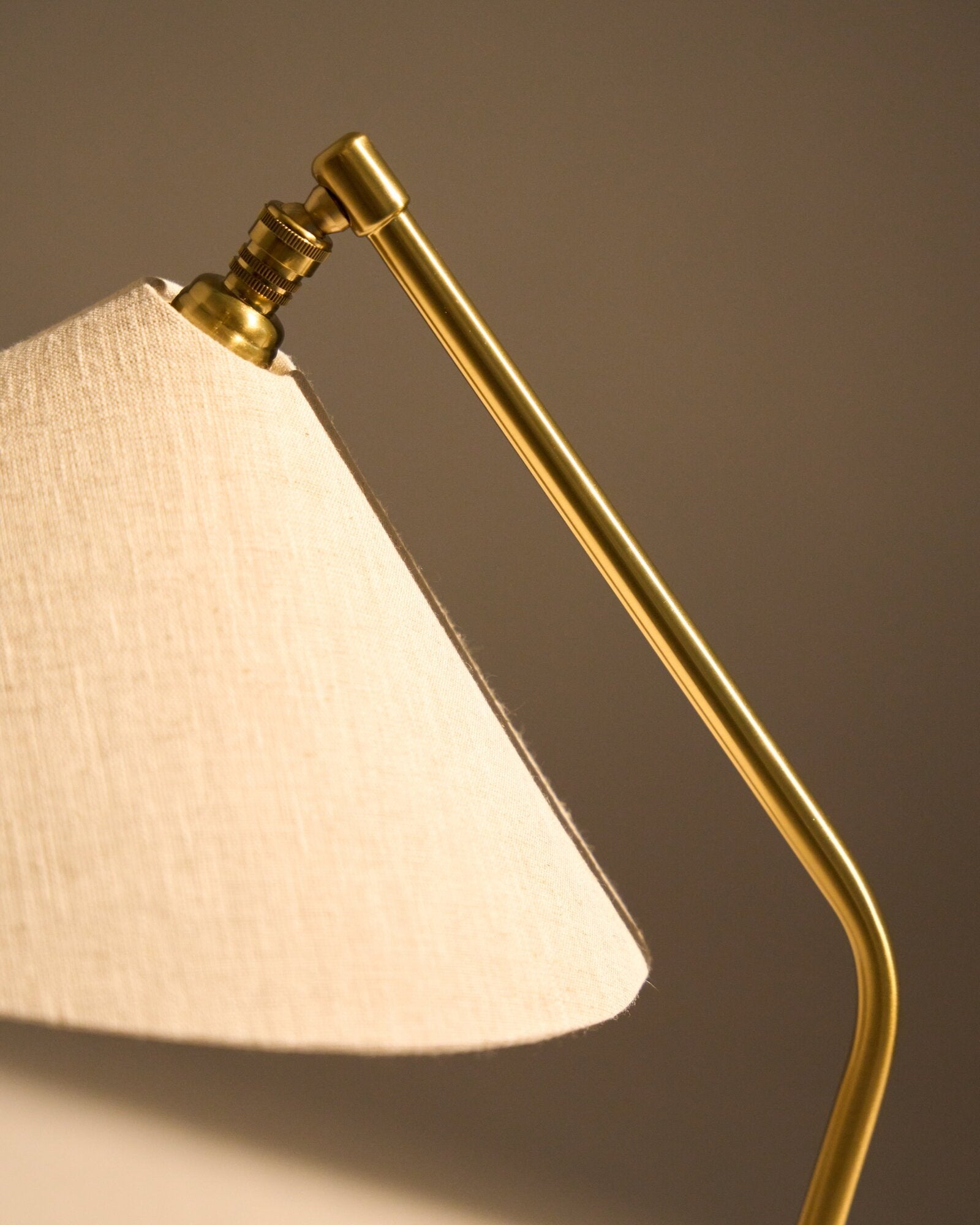 liten bordlampe med skjerm i messing