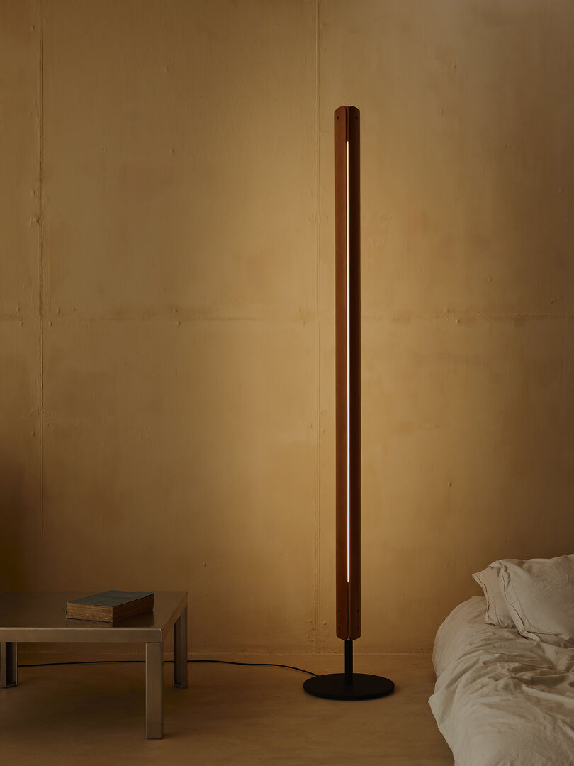 Seki-Han gulvlampe fra Flos med treverk og sort base