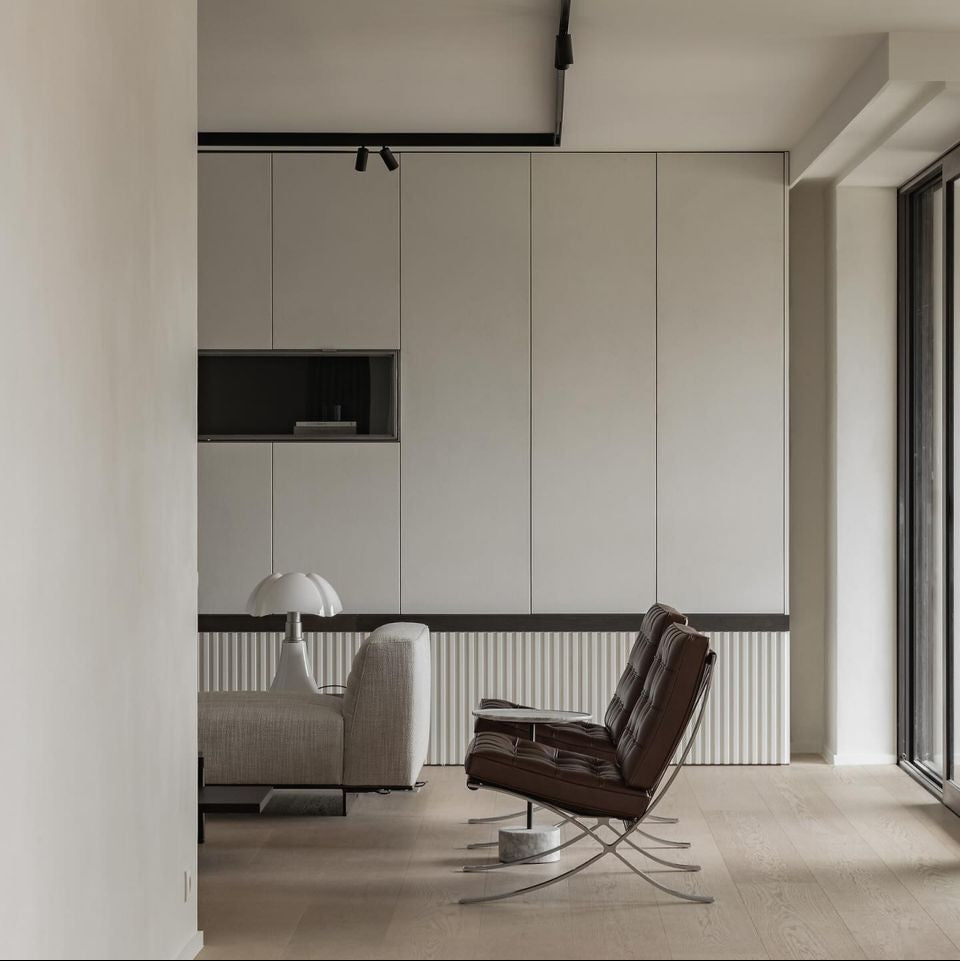 Barcelona Relax loungestol fra Knoll vist i moderne stue med dempet belysning.