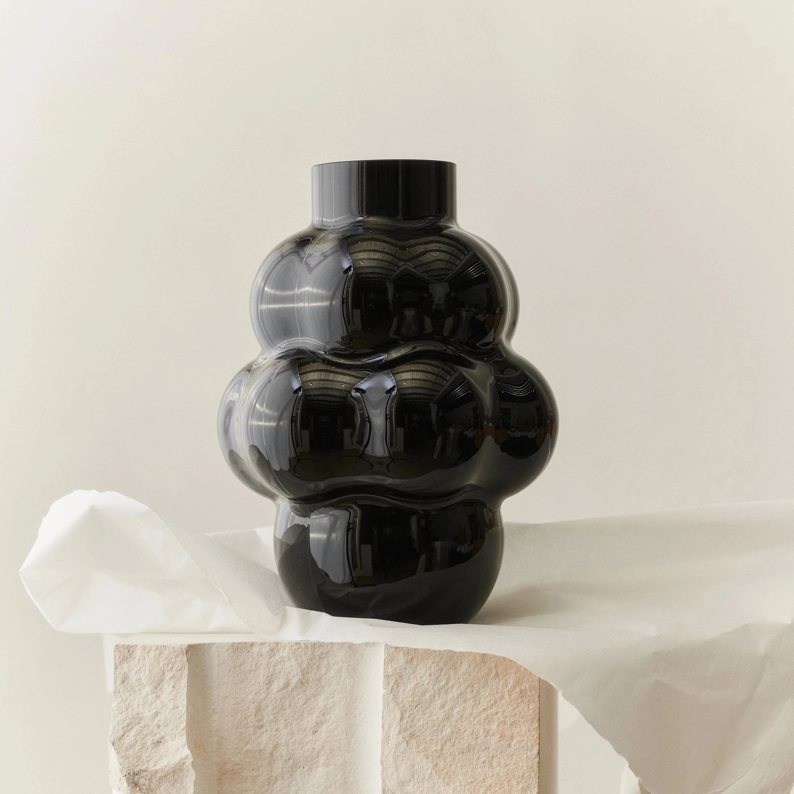 Sort glassvase fra Louise Roe, Balloon 04 på høyde 32 cm