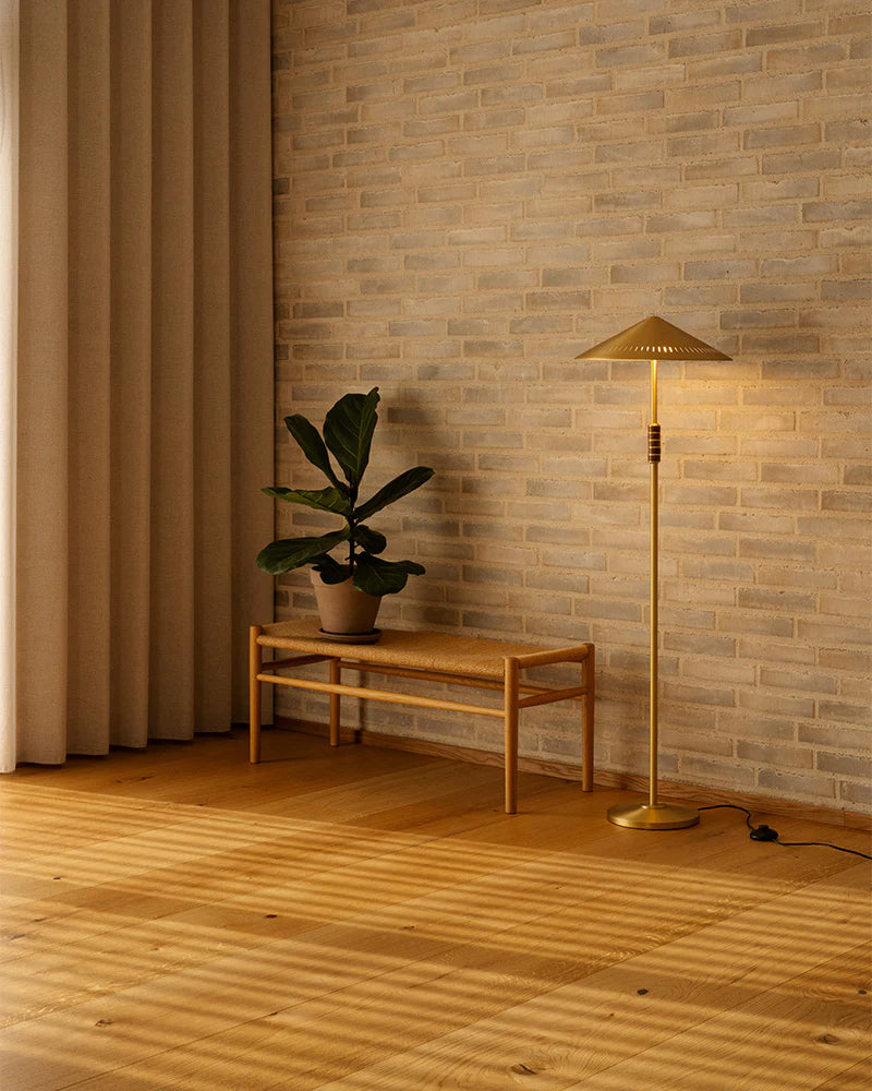 gulvlampe i messing fra lyfa en designklassiker