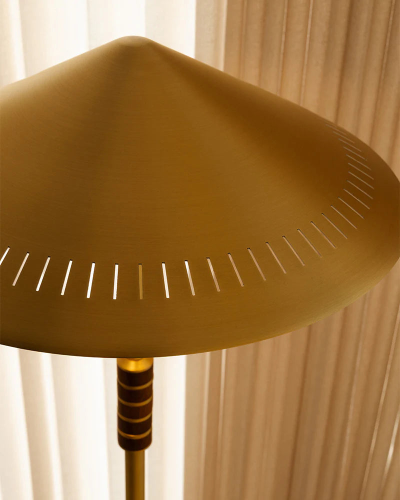 gulvlampe i gull fra lyfa