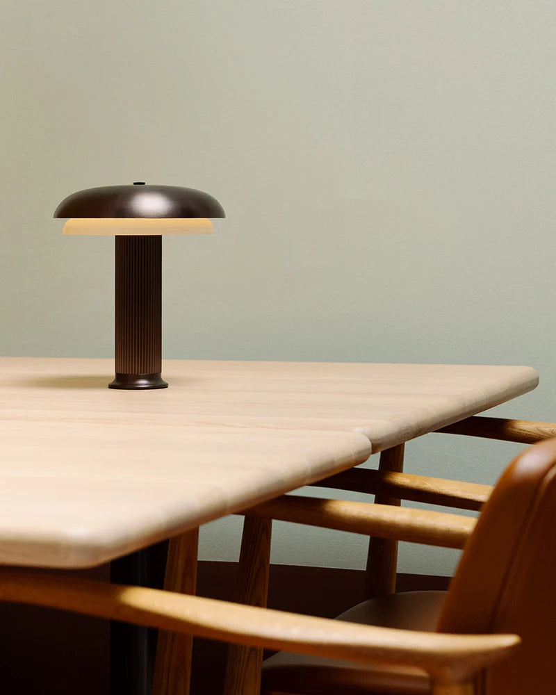 batteridrevet lampe i bronse fra Lyfa