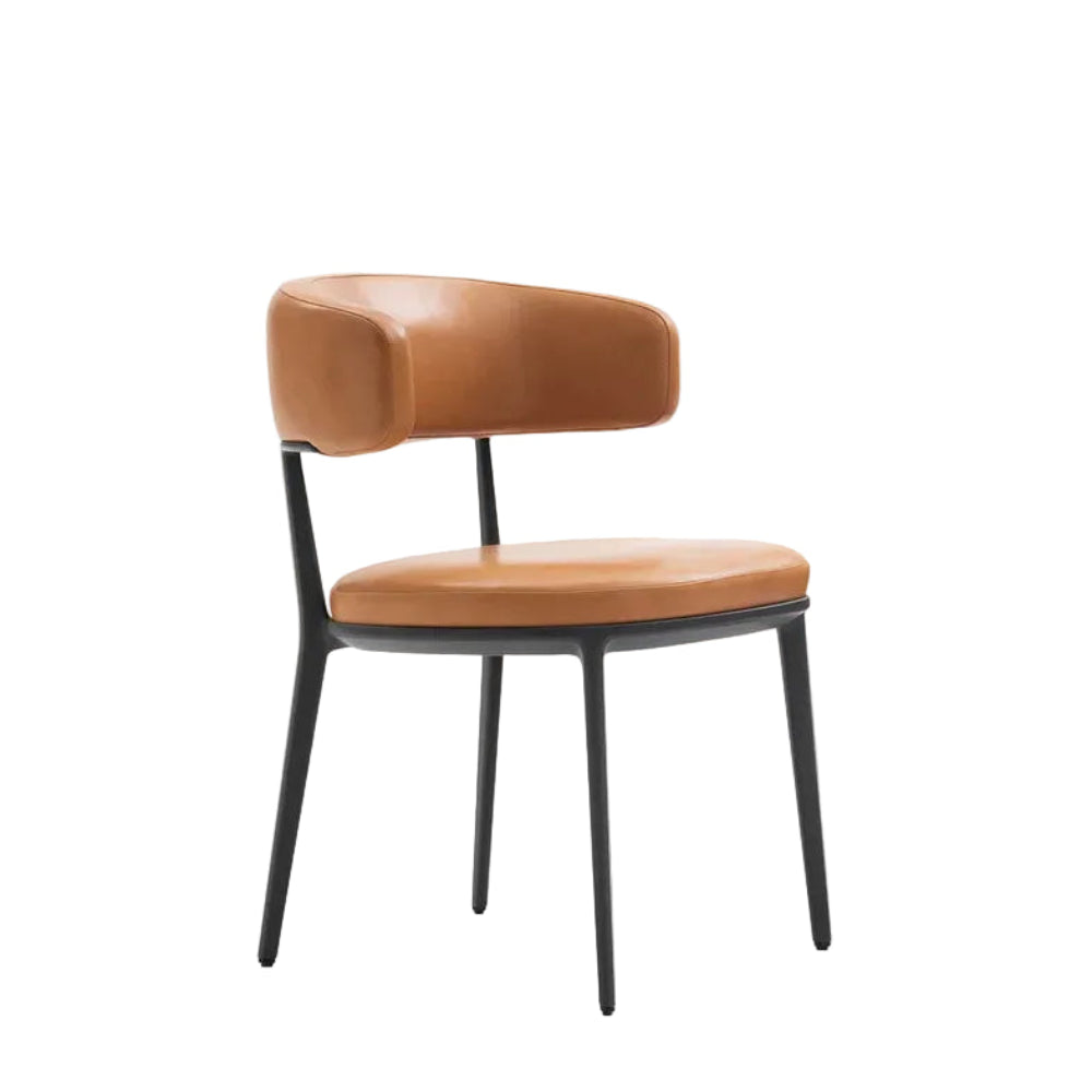 Maxalto Caratos Spisestol med grå base og cognac farget skinn, designet av Antonio Citterio