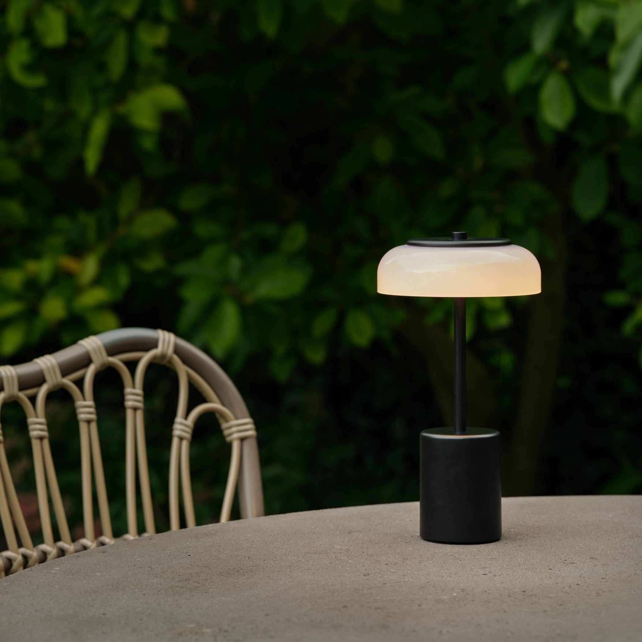 Nuura Blossi Oppladbar lampe som kan være ute