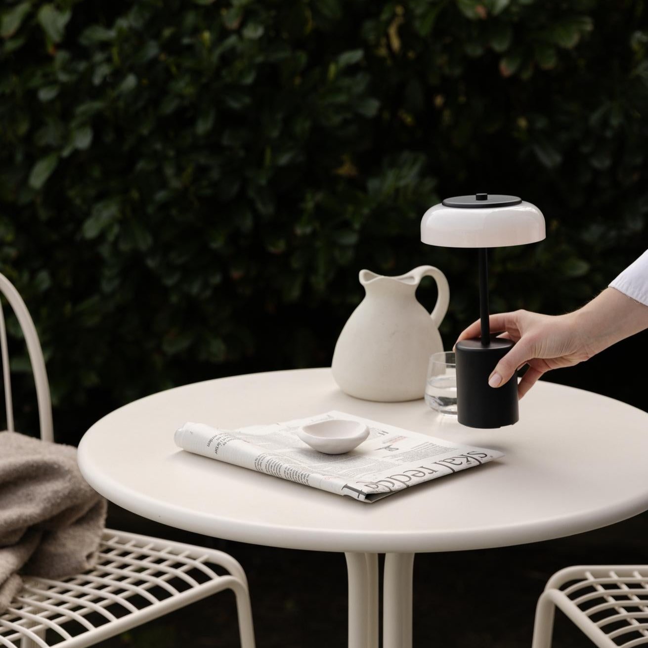 Nuura Blossi Mini Oppladbar lampe med sort base og opalglass