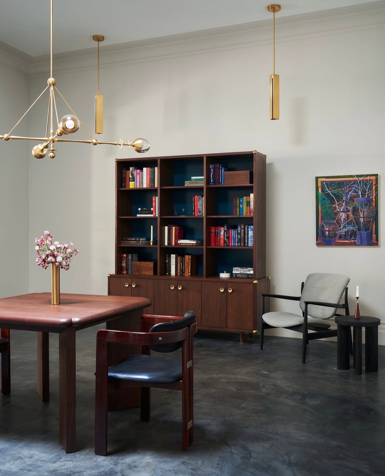 Delta Pendel fra Roll & Hill i messing montert ved siden av bokhylle