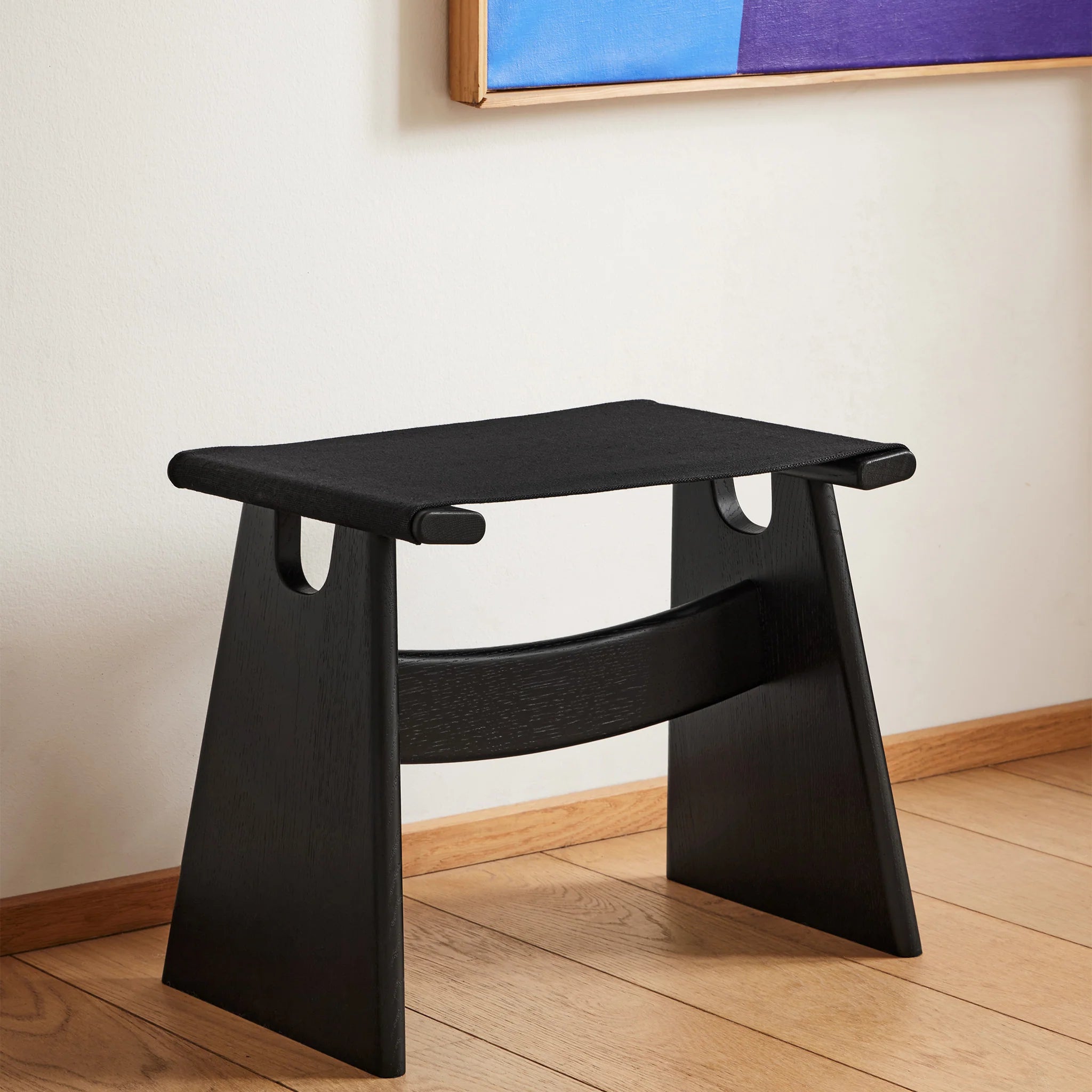 Seto Stool i sortlakkert eik med sort canvas fra Fredericia