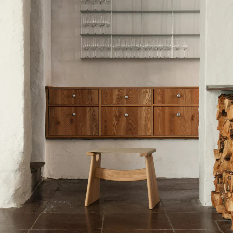 Seto Stool fra Fredericia i lysoljet eik med natur canvas sete