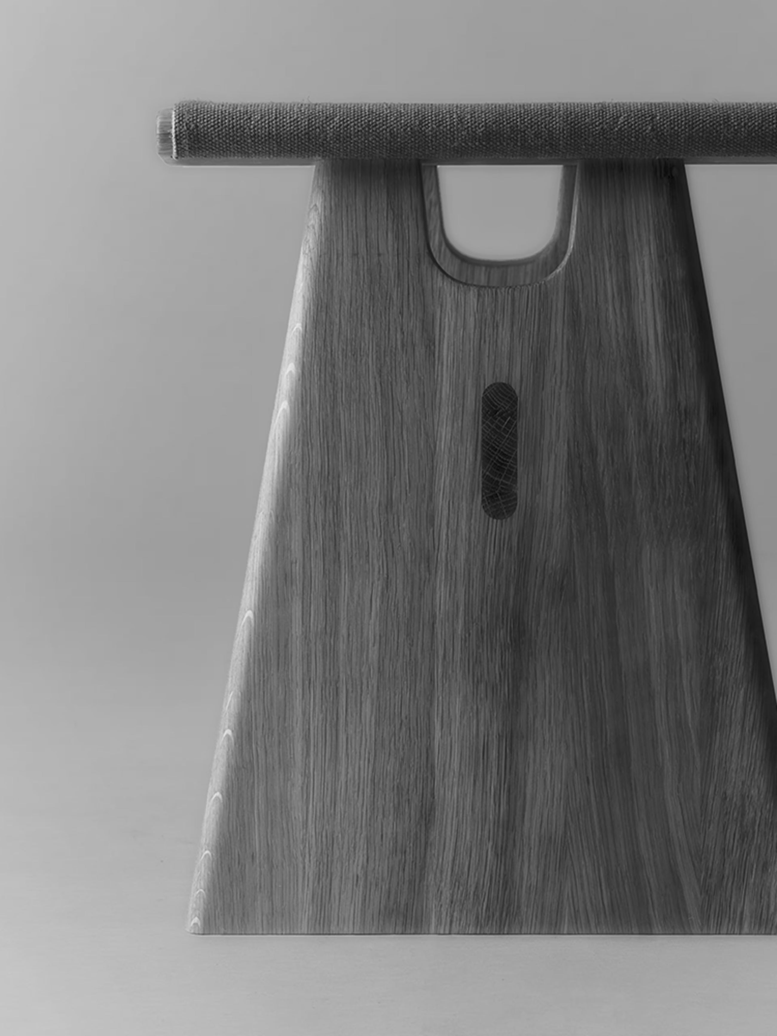 Seto Stool i sortlakkert eik med sort canvas fra Fredericia