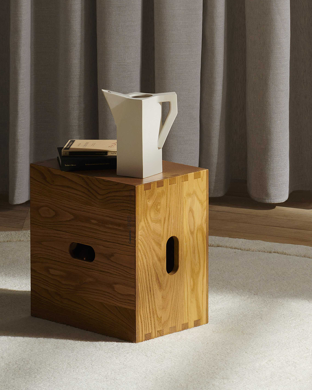 Cassina Tabouret Cabanon i eik som sidebord Lc14