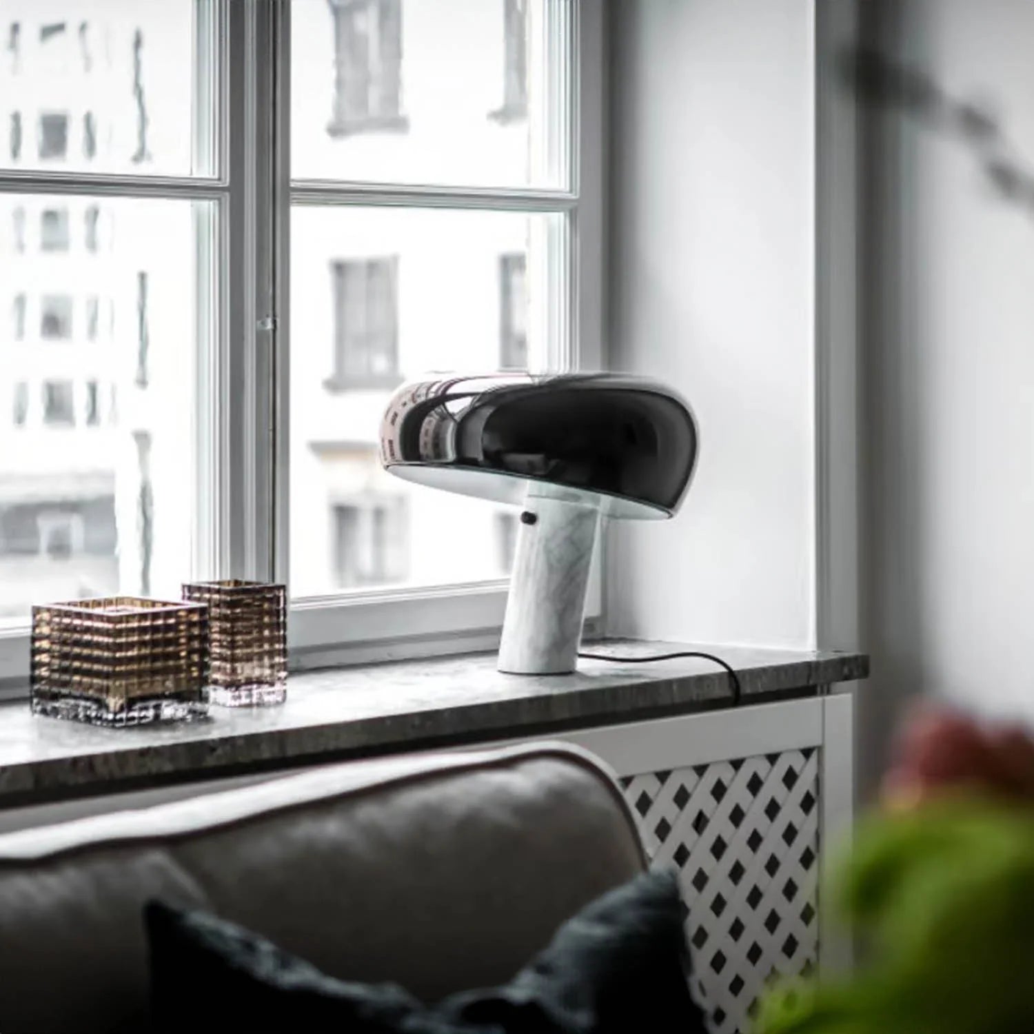 Snoopy Bordlampe med marmor og sort skjerm i vinduskarm