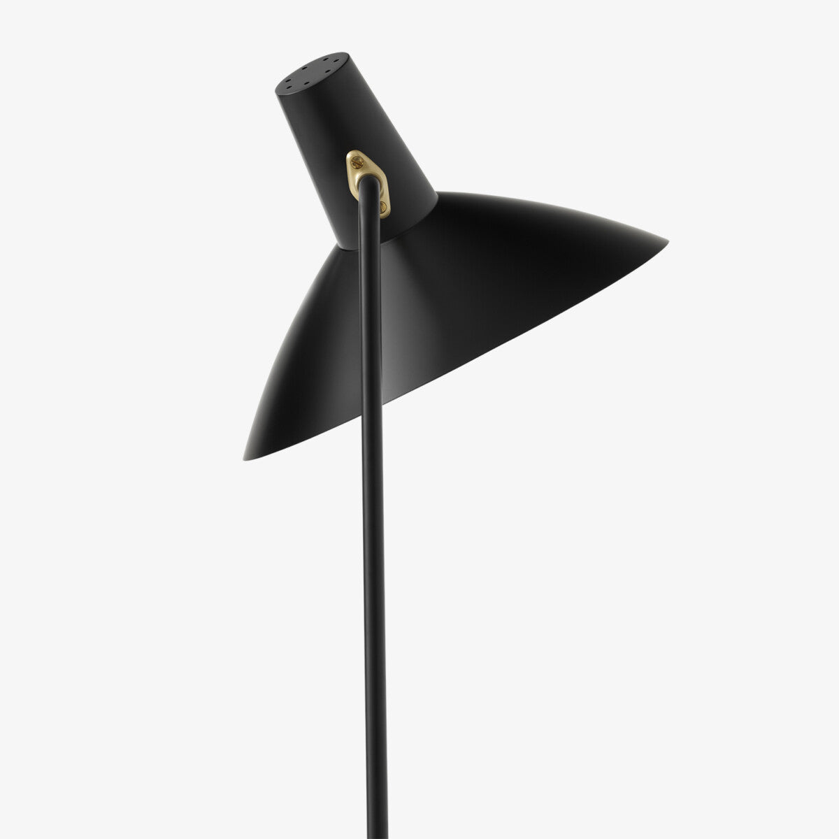 Nærbilde av Tripod Gulvlampe fra &Tradition i sort og messing