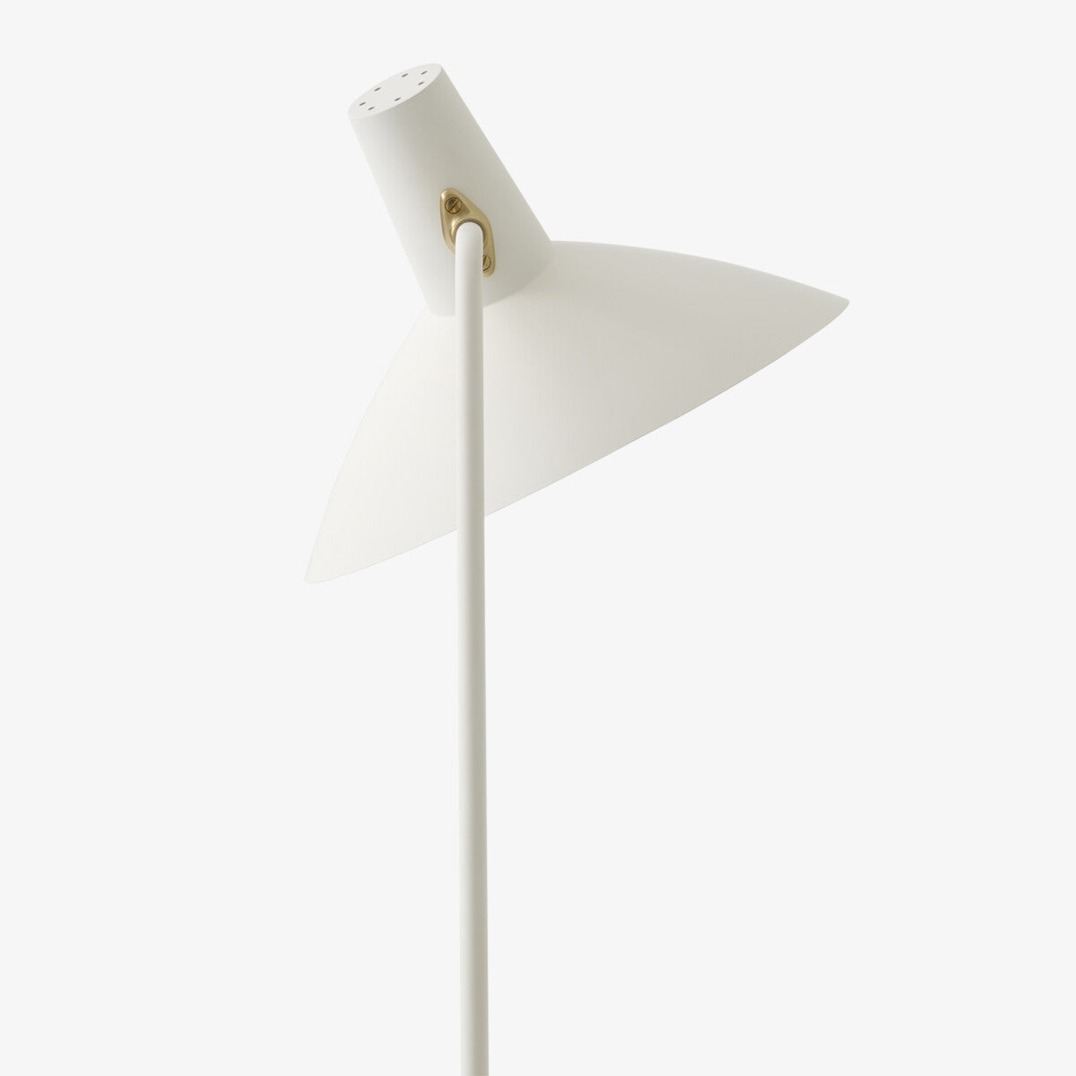 &Tradition HM8 Tripod Gulvlampe i hvit og messing, hvit leselampe med messing detaljer