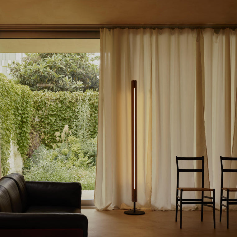 Flos Seki-Han Gulvlampe i stue med Cassina Superleggera spisestoler