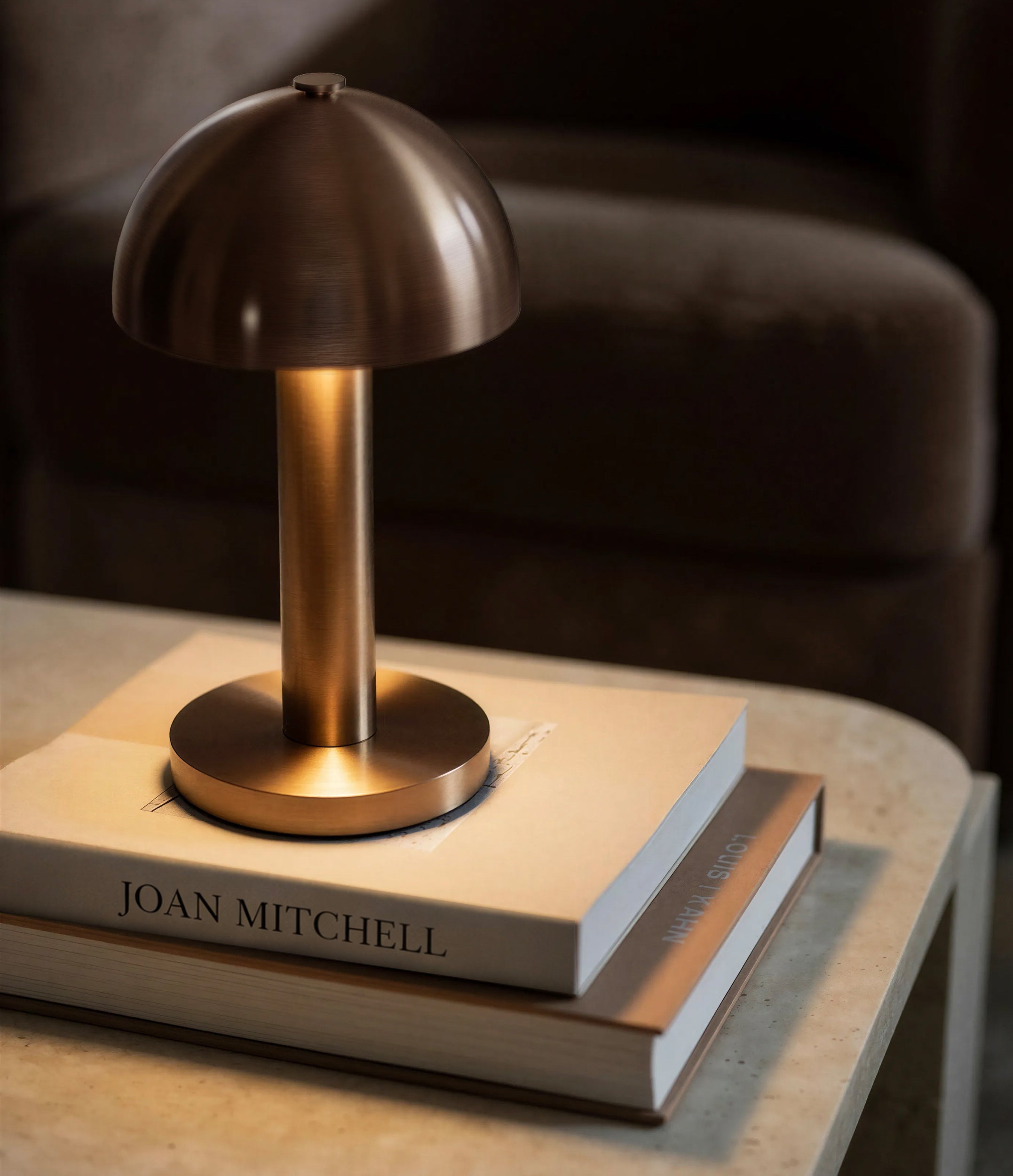 batteridrevet lampe i børstet bronse fra Kreon