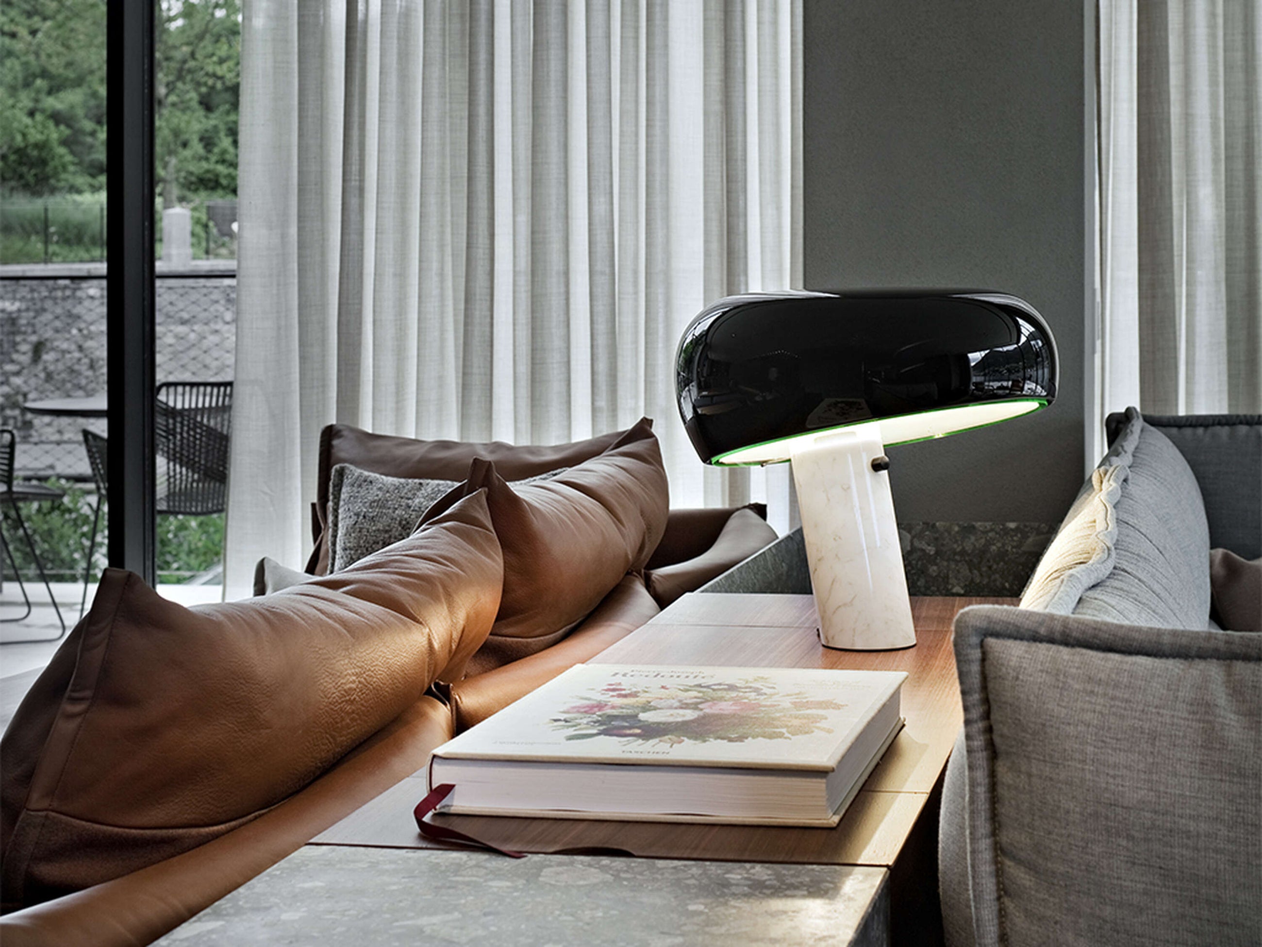 Snoopy dimbar bordlampe fra Flos med sort skjerm og hvit marmorbase