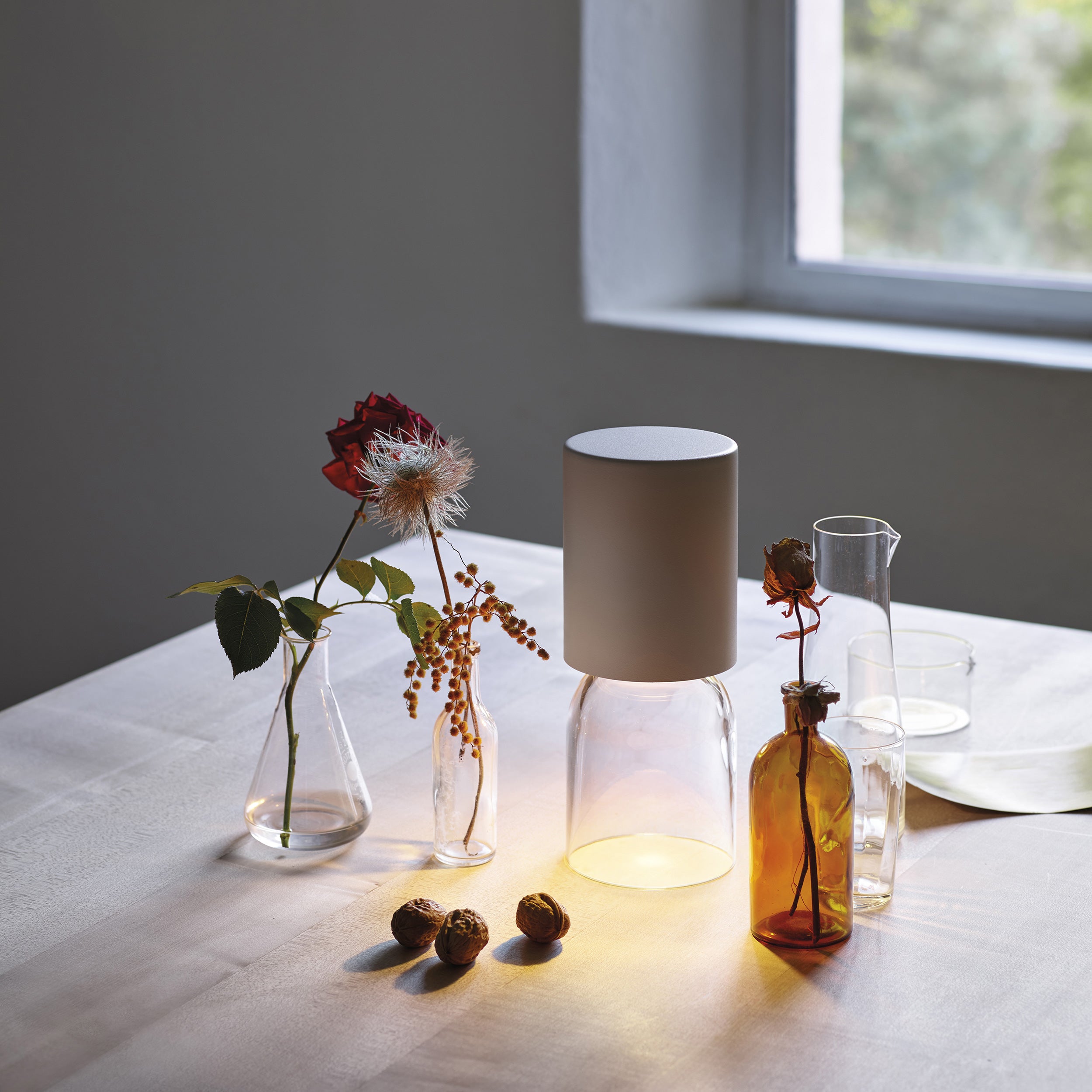 Oppladbar lampe fra Luceplan, Nui Mini med en klokke i krystallglass
