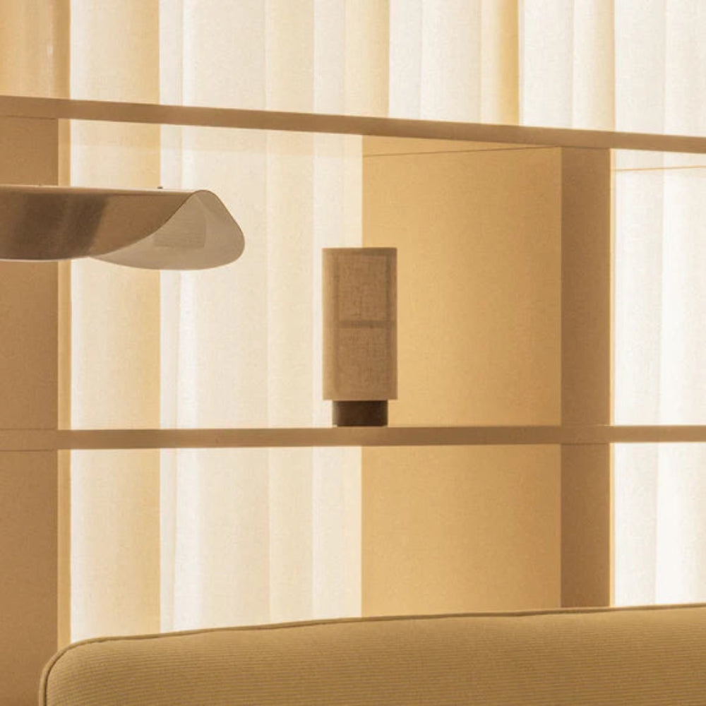 Hashira Oppladbar lampe i bokhylle