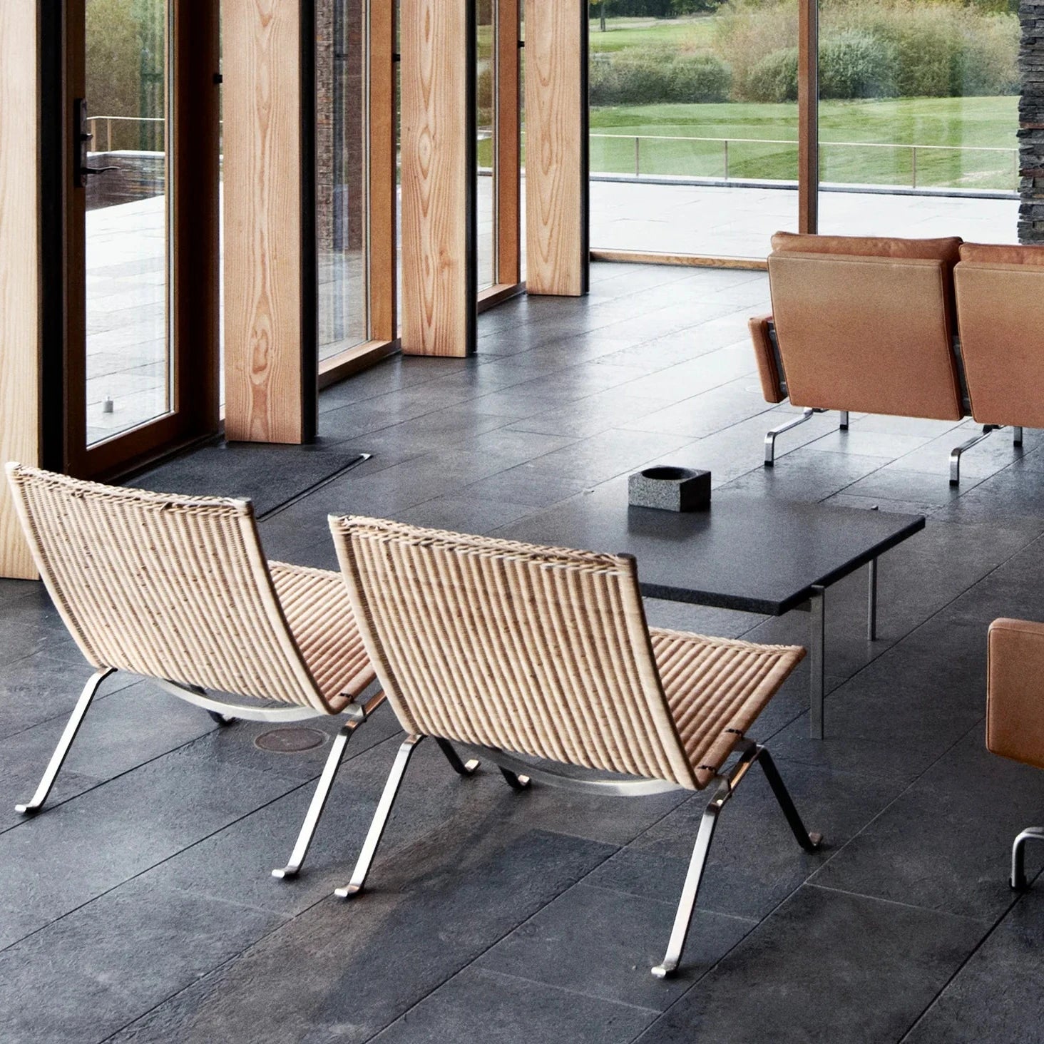 loungestolen PK22 i wicker fra Fritz Hansen i minimalistisk interiør