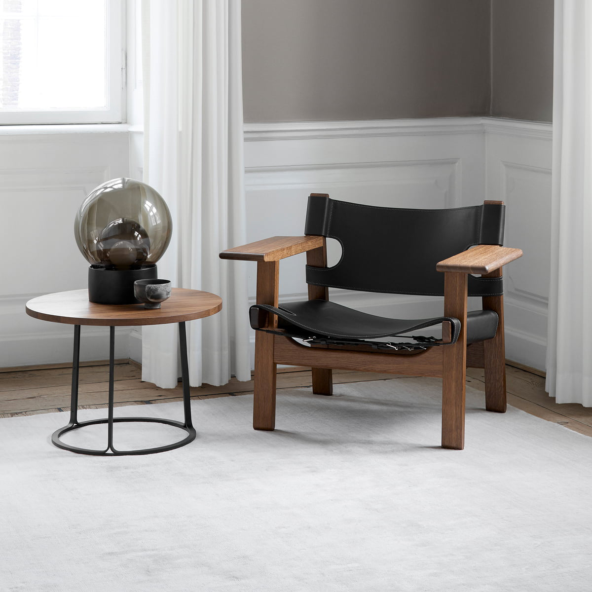 the spanish chair fra Fredericia, designet av Børge Mogensen, vist i sort skinn og valnøtt