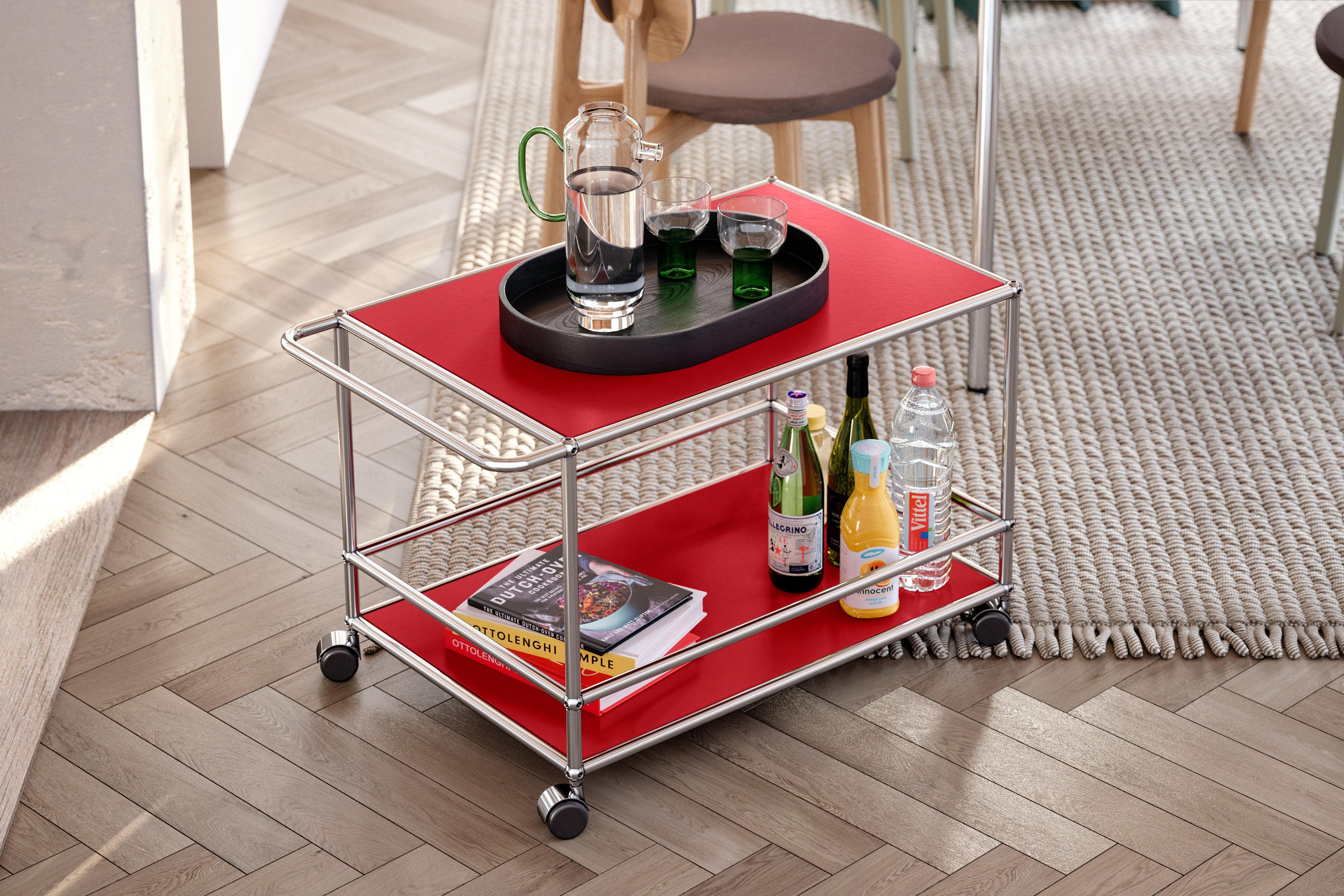 USM Haller Tralle 30 med kromramme i fargen Ruby Red med styling