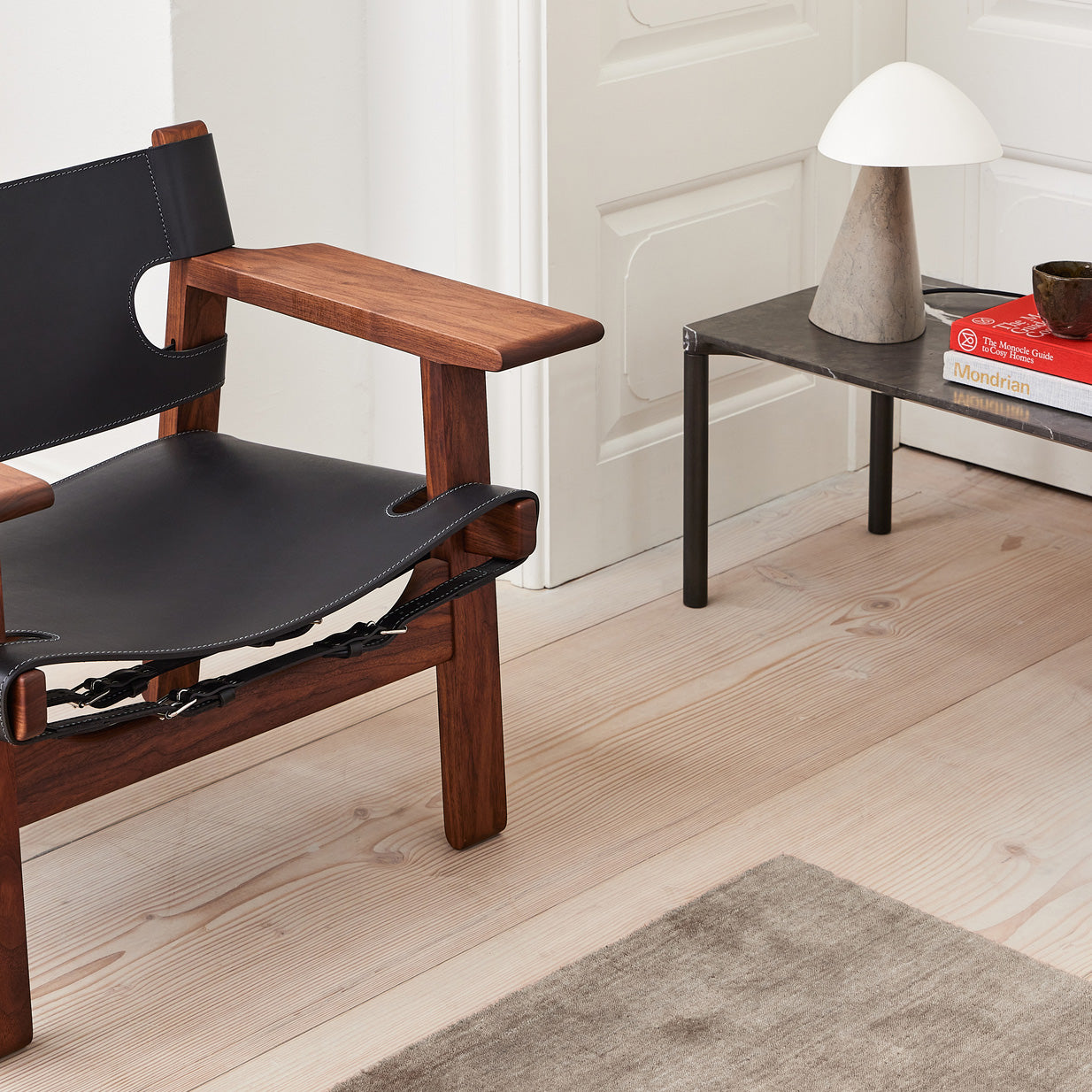 Spanish Chair i valnøtt og sort skinn fra Fredericia, dansk design ikon