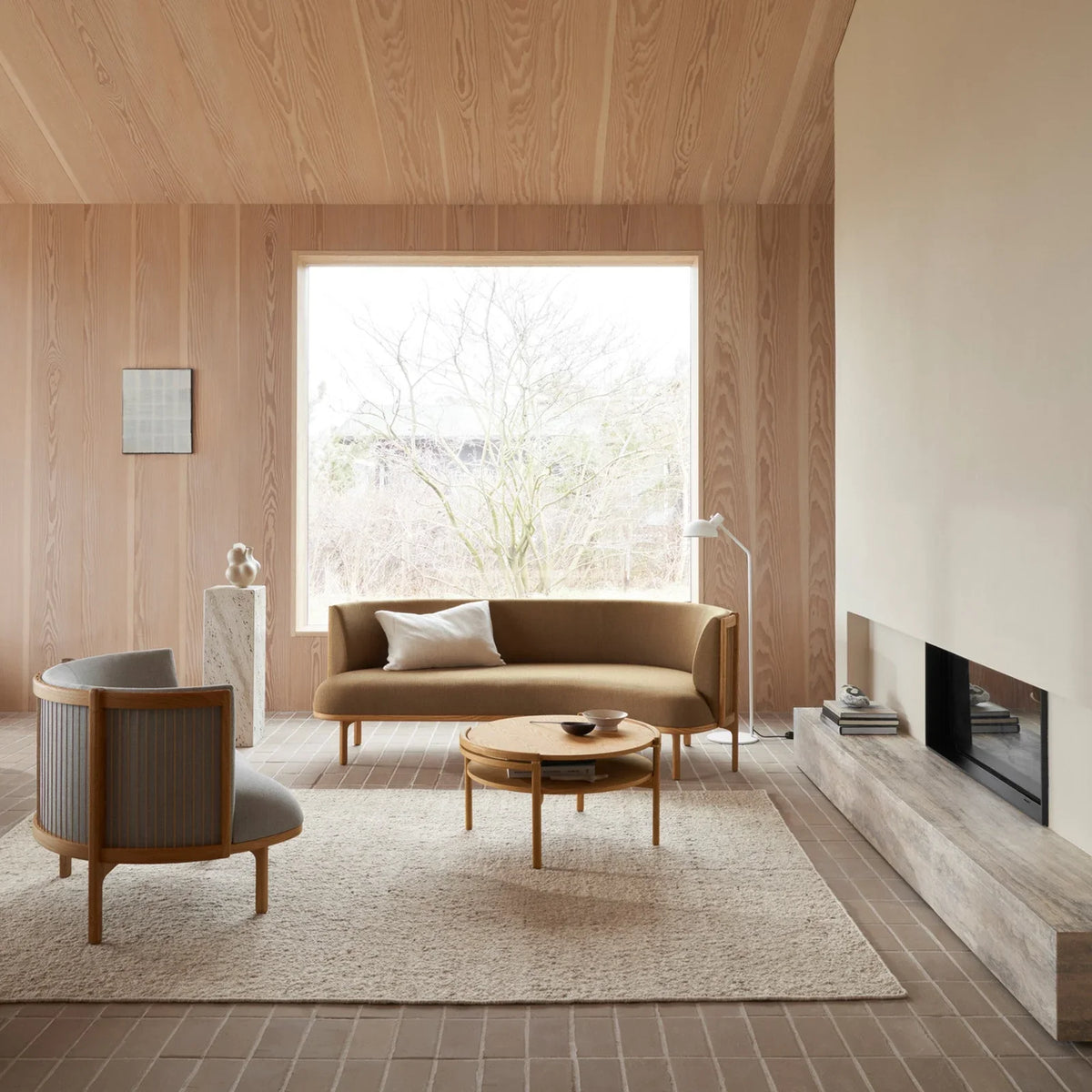 Sofa og lenestoler fra Carl Hansen & Søn i et rom med trevegger