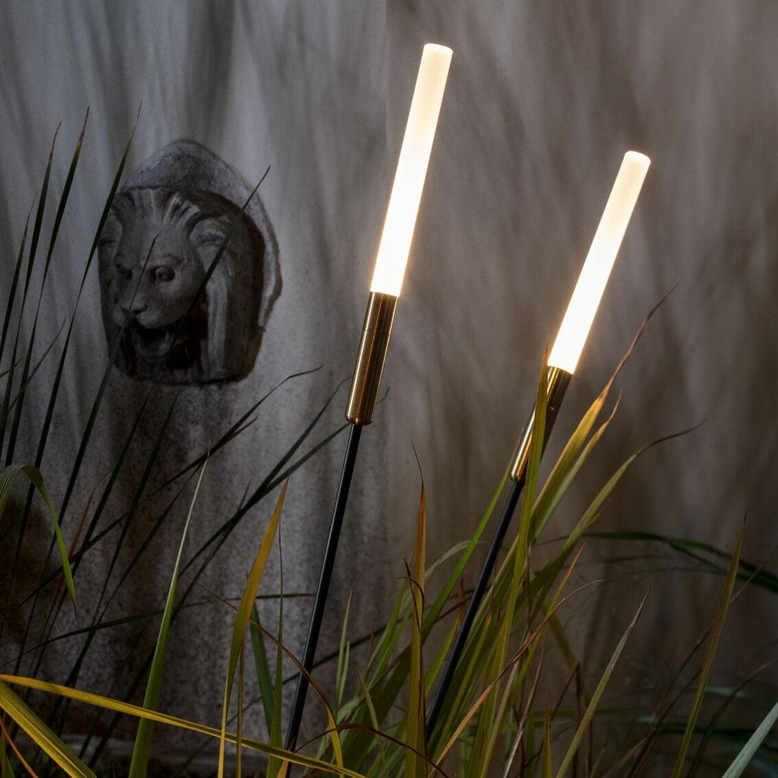 Syphasera-utendørslamper fra Catellani & Smith mellom planter