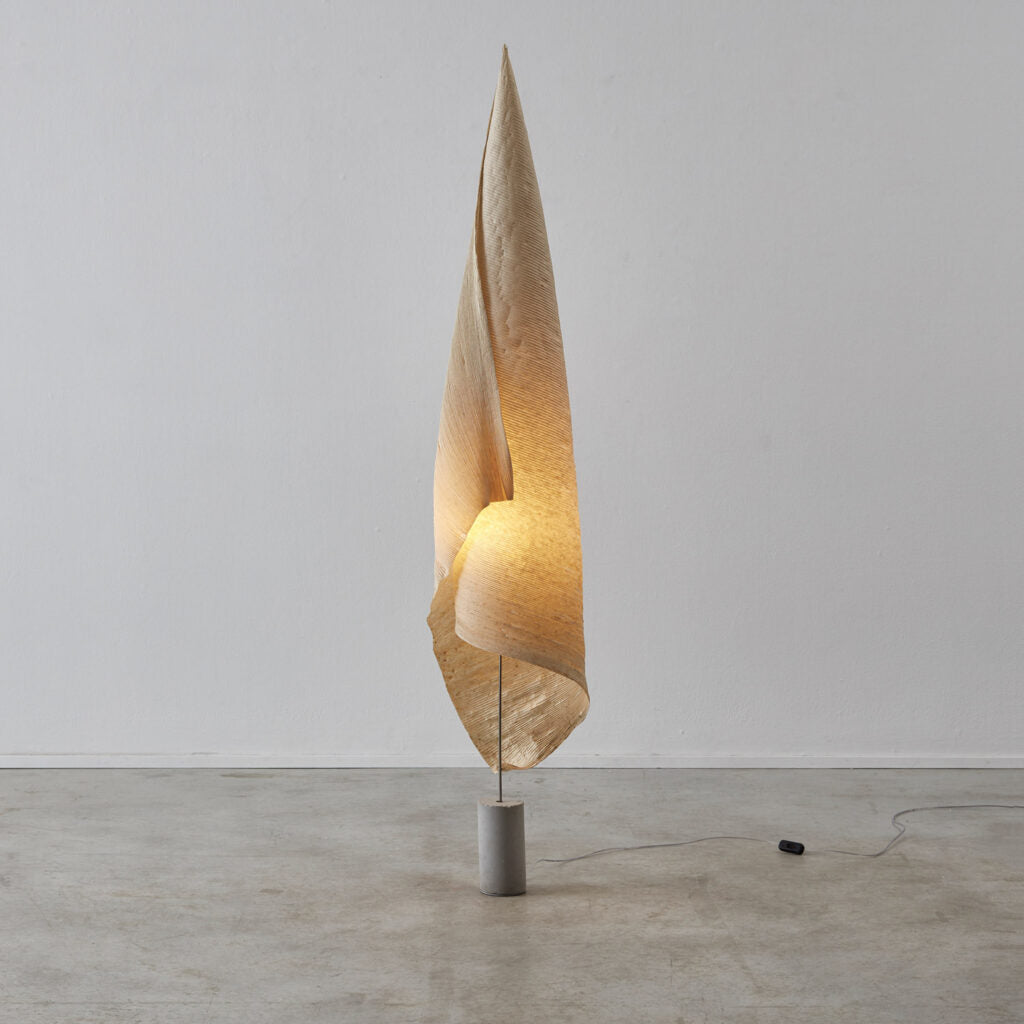 Skulpturell lysende gulvlampe med foldet skjerm, designet av Dagmar Mombach
