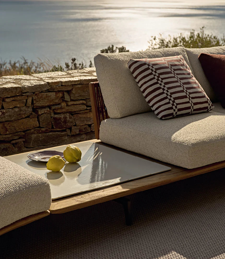 Utesofa og bord fra Poliform på en terrasse