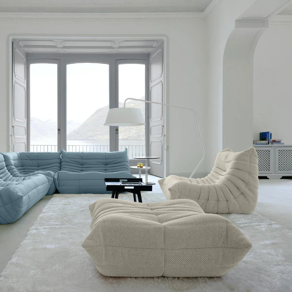 Togo-sofa og puff fra Ligne Roset i en lys stue