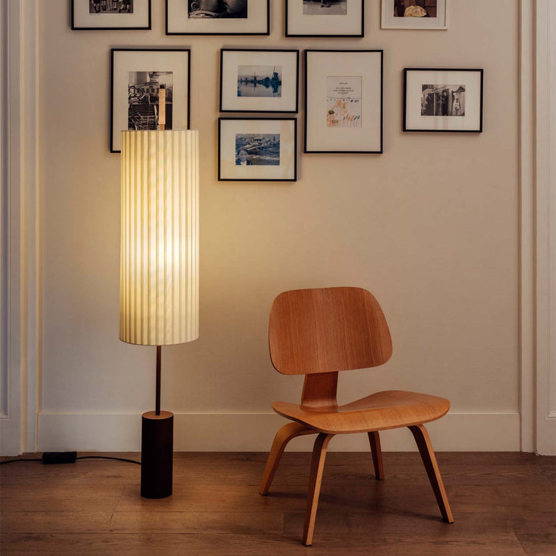 Dórica gulvlampe fra Santa & Cole, miljøbilde
