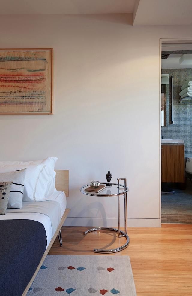 Eileen Gray adjustable table med glassplate, justerbart nattbord i metall 