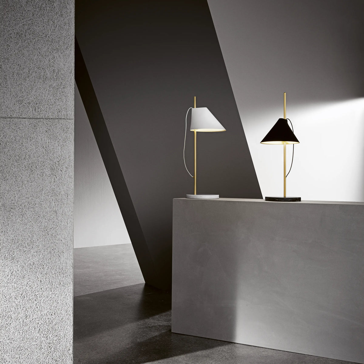 Yuh Hvit/Messing Bordlampe - Utstillingsmodell
