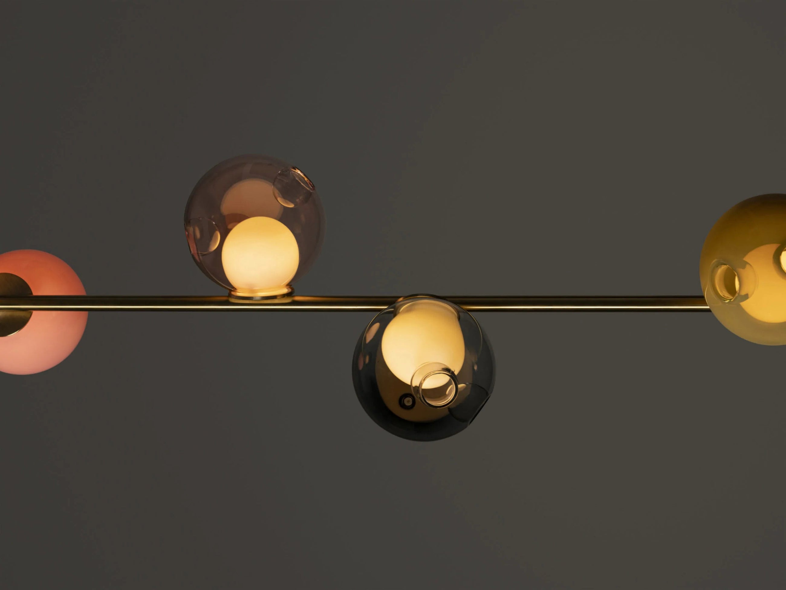 Bocci 28 stem detaljbilde av fargede glasskuler på messingbase 